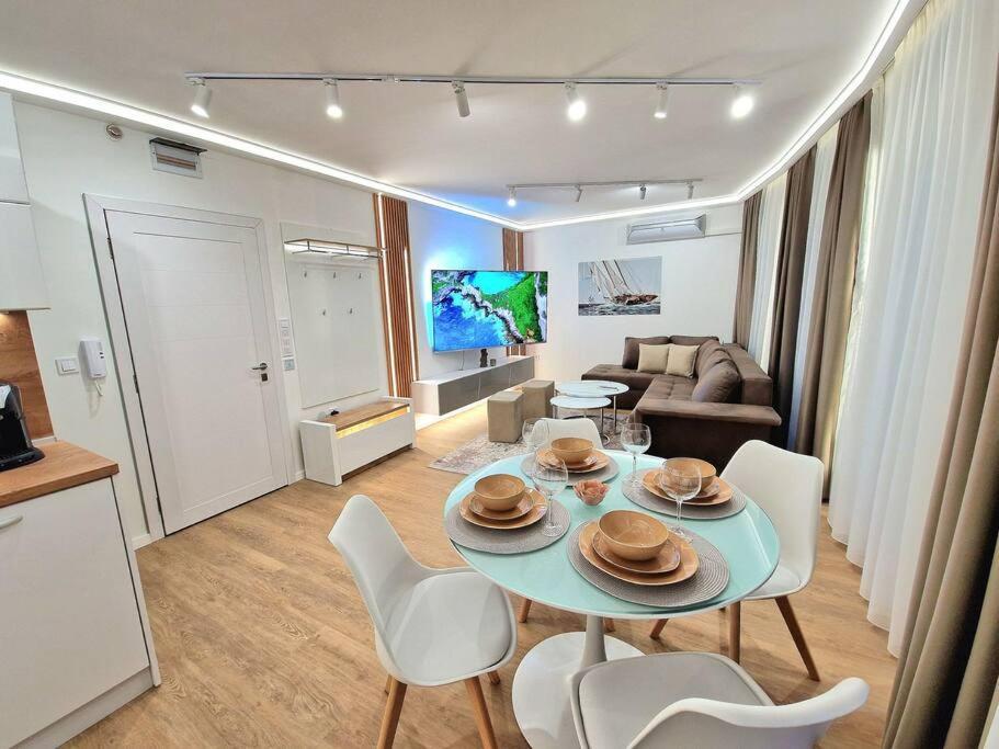 Luxury Apartment. 75 Inches Tv Varna Exterior photo